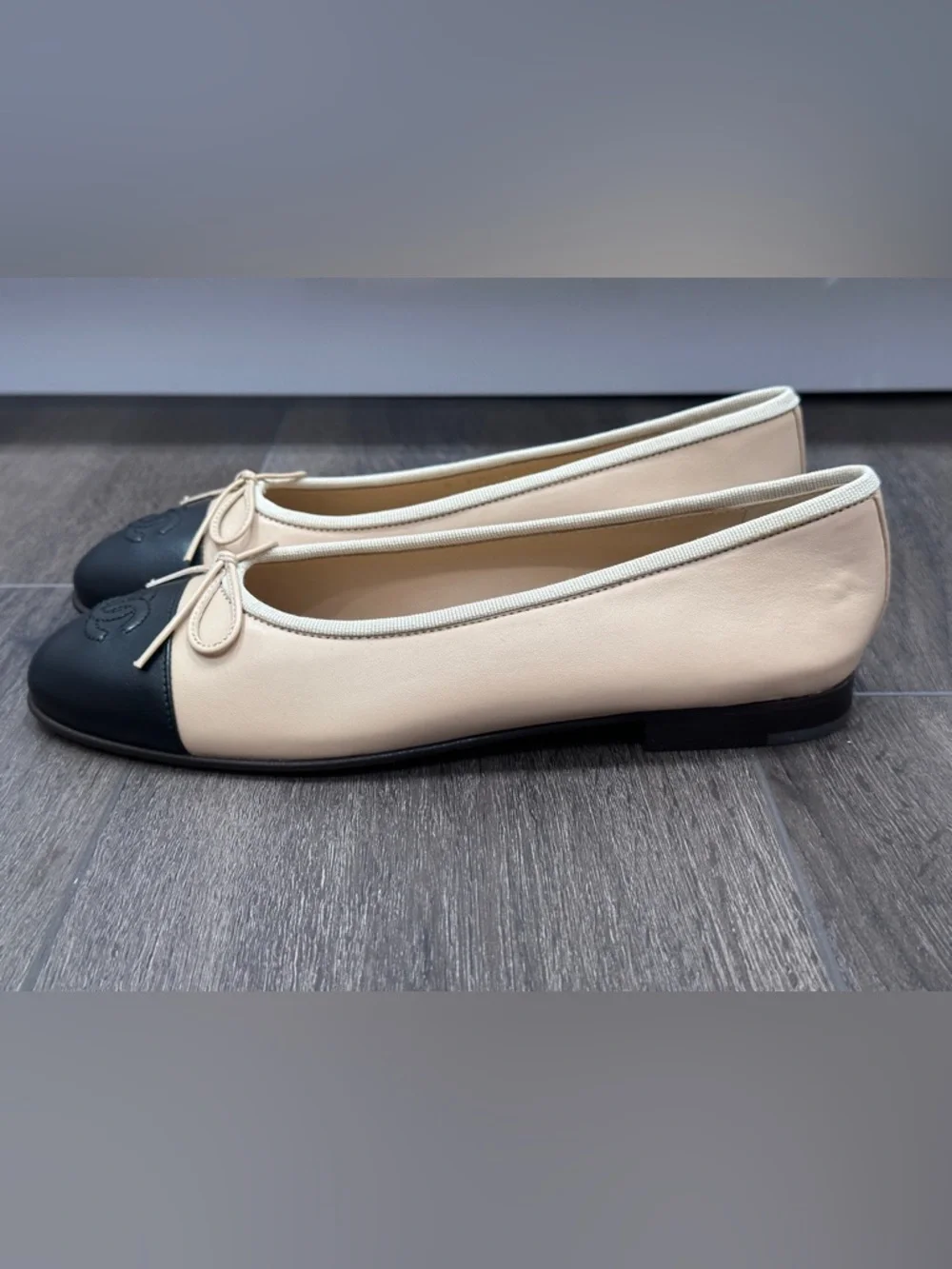CHANEL CLASSIC CC LOGO BEIGE & BLACK CAPTOE LEATHER BALLET FLATS Size 37.5 NEW - Picture 8 of 16
